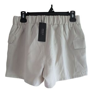 Women's Cream Shorts. Size M. NWT.